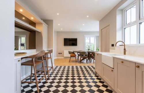 Luxury Four Bedroom Home Near Sandbanks - Photo 11