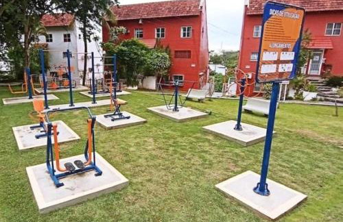 Vista para a lagoa - Enseada Azul, perto da Bacutia e Peracanga - Duas suítes Ar Condicionado - Varanda Gourmet - Lazer Completo, piscinas, quadras, sauna, pescaria, náutica, bar, restaurante, parques - Estacionamento e Portaria 24h - Foto 62