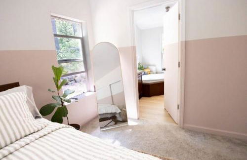 Saltwater Hot Tub, Forest Retreat, Minutes to Town - Foto 26