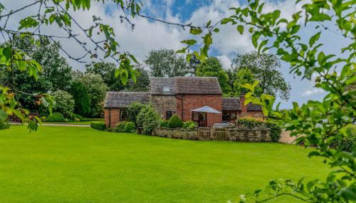 The Owl House - Hot Tub Adventures in Moreton - Pass the Keys - Foto 2, Garden, Garden view, Other