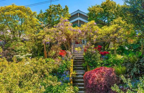 Enchanted Path to a Gardenscape - 92 Walkscore! - Foto 15