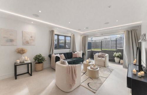 Exquisite 4BR Designer Home with Smart Features, Free Parking & SkyStream - Sleeps Up To 10 in Gerrards Cross SL9 - Photo 27