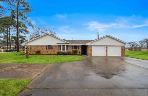 Relax and Play 3BR Retreat w Sunroom - Foto 32