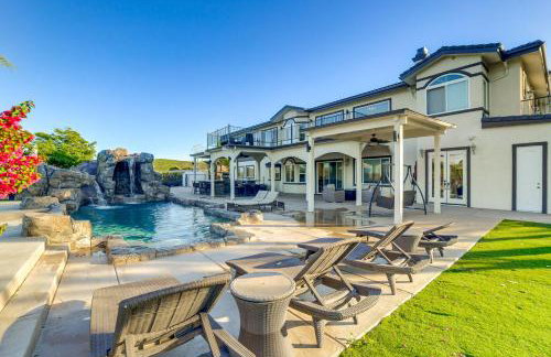 Expansive Riverside Mansion! Luxe, Family Friendly - Foto 1