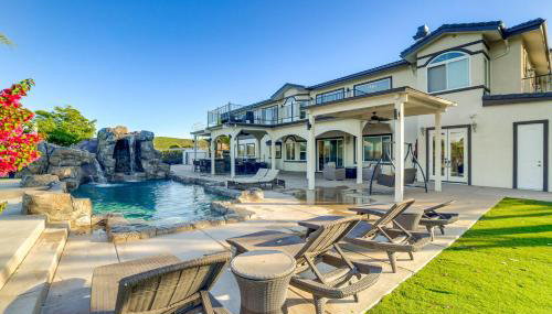 Expansive Riverside Mansion! Luxe, Family Friendly - Foto 1