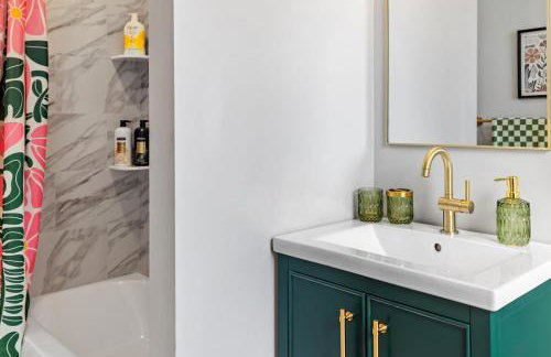 Chic Home with Large Private Yard! Hot Tub, Close To Downtown - Foto 12