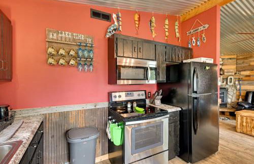 Lakeside Cabin with Fire Pit Near Pine Point Park! - Foto 11