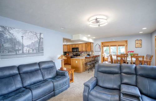 Twin Lakes Waterfront Retreat with Private Dock Fire Pit And Family Friendly Space - Foto 31