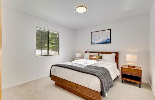 Private Ski, Lake & Golf Chalet! Walk to Lake - Foto 26