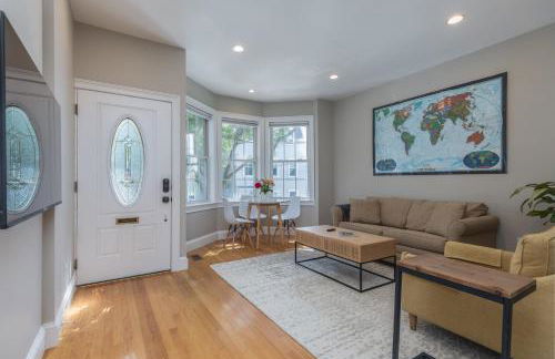 Sunny convenient home w/ private patio! Easy walk to everything! - Foto 1