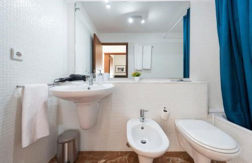 LovelyStay - Casas Brancas - Modern Apartment with Balcony & free private parking - Foto 24