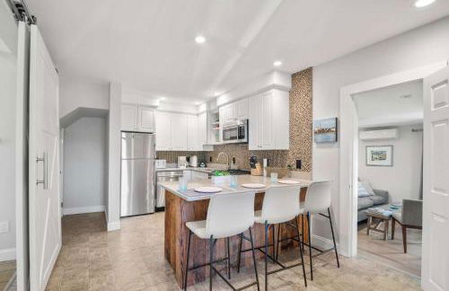 Charming Getaway 1 Block from Beach - Foto 2