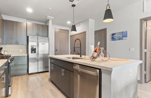 Cozysuites PHX RORO Gym Pool Pets Parking #13 - Photo 11