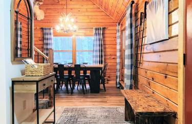 Stylish Forest Lodge with Large Hot Tub, Firepit and Fireplace minutes to Gore Mountain - Foto 26
