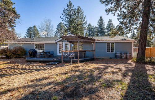 Charming 3-Bedroom Home in Bend with Hot Tub Game Room & Spacious Family Dining - Foto 21