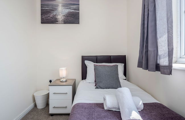 Captivating 3-bed Apartment in Grays - Photo 9