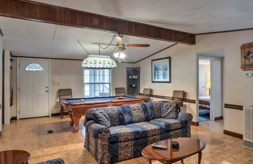 Ooltewah Cabin with Grill, Pool Table and Porch! - Foto 6