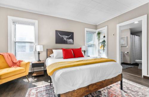 Roomy Central Hub, Games, Fire Pit & Downtown Fun - Foto 9