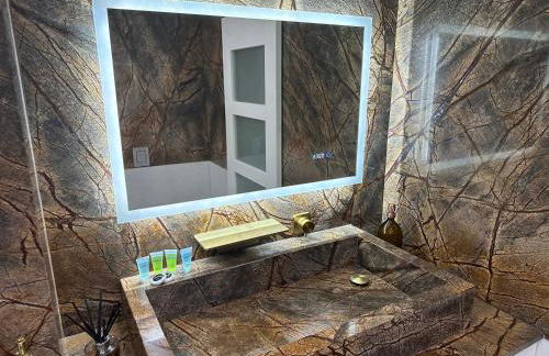 Unique Luxury Home in the heart of London. Air conditioned with private garden - Photo 34