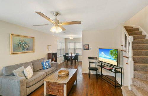 Downtown Libertyville Duplex Near Naval Base - Foto 1