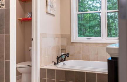 Bear Trail Chalet by Avantstay Retreat w/ Outdoor Living Deck & Fire Pit - Foto 61