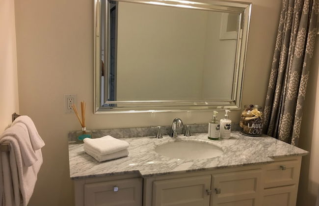 Beautiful 4BR Downtown House, Sleeps 10 - Photo 32