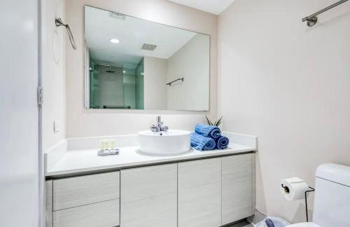 Stunning Penthouse Suite Waterfront 2BD 2BA - Foto 22