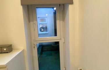 2 bedroom duplex apartment close to UHW & city centre - Foto 14