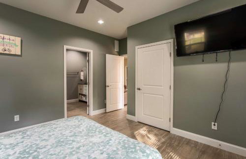 3BR House By Lake with BBQ Fire Pit & EV Charger - Foto 32