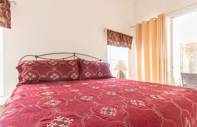 3 Bedroom Home With Private Screened Pool With Rock Waterfall Feature and Gameroom by Florida Dream Homes - Foto 4