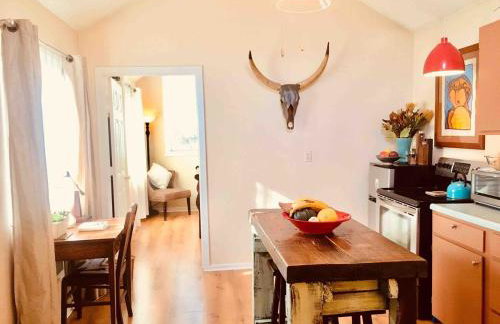 Charming Garden Cottage - Photo 1