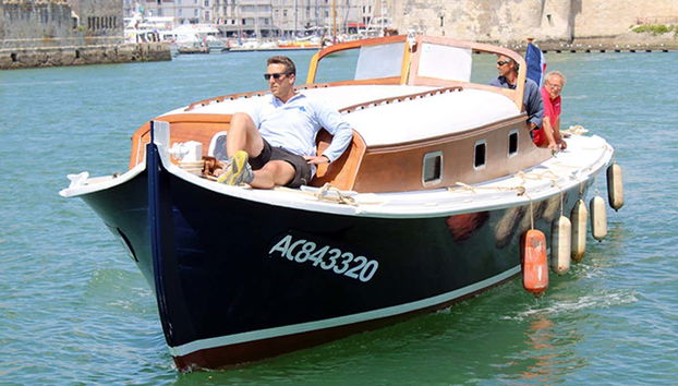 Atravessaremos a baía de La Rochelle em um barco tradicional