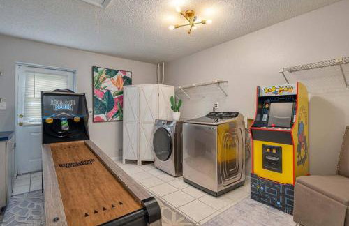 King Bed Suite, Fireside Hot Tub, Gameroom - Foto 7