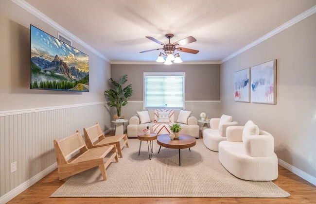 Marbella Lane - Charming 4BR Bungalo for Relaxing Retreat - Photo 25