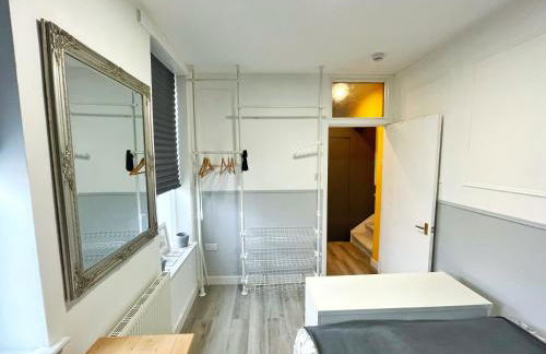 AdeamStays provides Beautiful centrally located 1 and 2 bed apartments on Liverpools Boulevard - Foto 18