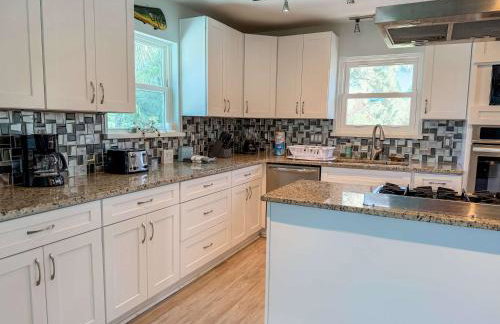 Spacious house- Deep Water Dock Pool Golf Cart Rental available - Foto 21