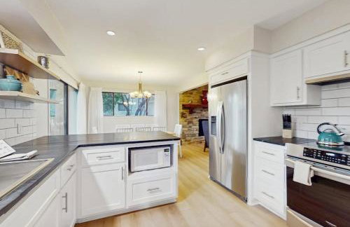 Cozy Dog-Friendly Home WITH Full Kitchen, Patio & Backyard, Close to Golf Course - Foto 10
