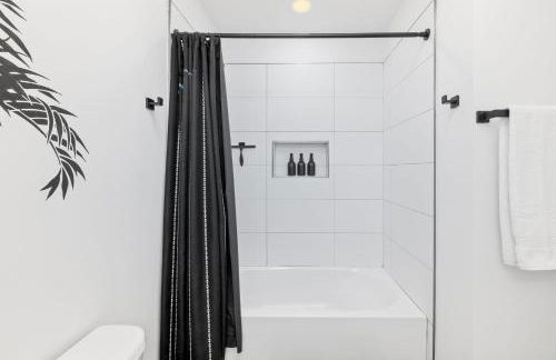 New-Dog Friendly,Hot Tub, Fire-pit, 1 mile to DTWN - Foto 4