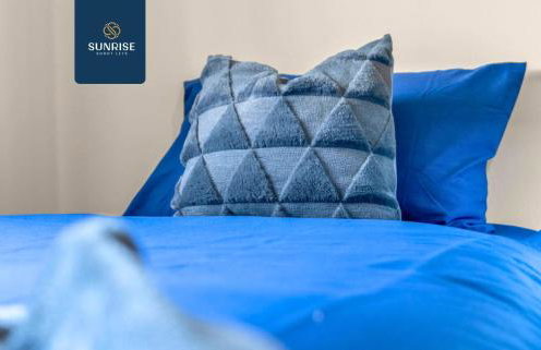 L1 - INVOICE and REDUCED PRICE only via SUNRISE SHORT LETS DUNDEE, Large 4 Bedroom House with 6 Beds and 3 bathrooms, TVs in each room, Free Parking, Fully Equipped, Local Amenities, Easy Ring Road Access, Special Rates and ONLY 9 Mins to STANNERGATE Port - Foto 34