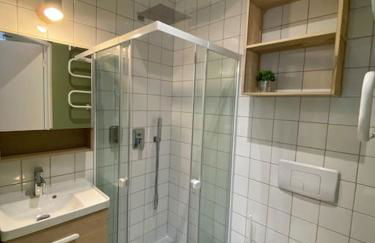 Maison 200m2- 9 chambres avec sdb - 16-18 personnes - séminaire-Proche Centre-Ville-Gare et Arena-terrasse - Foto 24