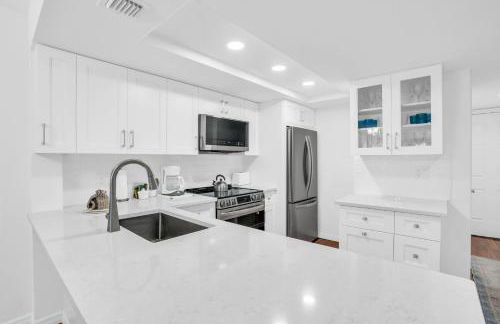 Corner Unit Updated And Near Lobby - Photo 9