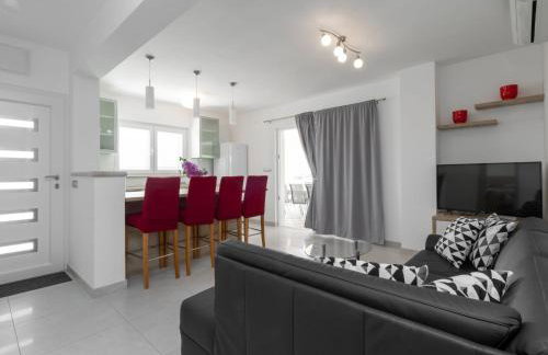 Modern Villa with Pool - Photo 1