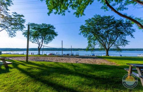 Modern Lake Geneva Condo with Year-Round Views - Foto 24