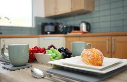 Comfortable Studio Apartment By N And N Stays Ltd, Peaceful Area Close to Cardiff Bay and Access Training Centre, Private Parking and Fast Wifi - Foto 7