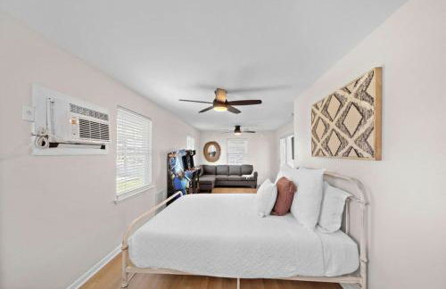 Stylish Home with game room, deck, and canal access - Foto 16