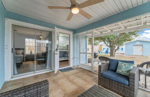 March Sale! Walk to Beach - Large Private Yard - Fire Pit - Dog Friendly - Foto 13