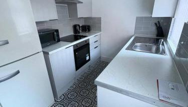 Spacious 3BR Home in Runcorn | Sleeps Large Groups - Foto 1