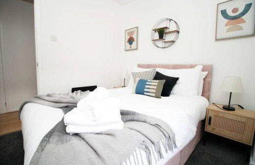 Peaceful 3 Bed Flat with Parking and Balcony by CTO Serviced Apartments - Foto 22