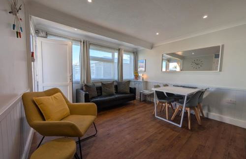Beachcomber, Two bed Chalet on Sunbeach Holiday Park - Sleeps 4, pet friendly, FREE pool and entertainment passes included - plus WiFi - only 300m from the beach! - Photo 12