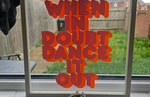 Modern Comfy 3 Bed Home - Free 2 space driveway - Free road parking - Free Netflix - Foto 46